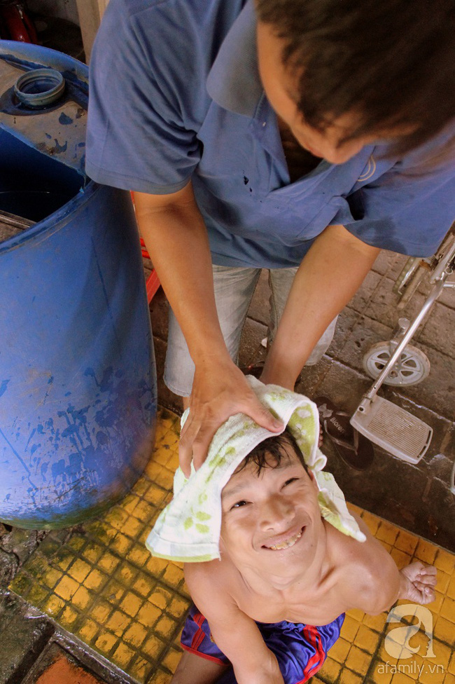 Người đàn ông ở rể chăm sóc mẹ vợ bệnh tật, nuôi 3 đứa cháu tật nguyền của vợ