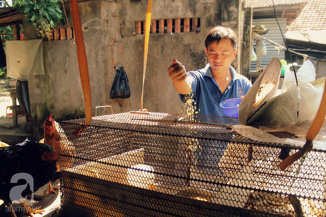 Người đàn ông ở rể chăm sóc mẹ vợ bệnh tật, nuôi 3 đứa cháu tật nguyền của vợ