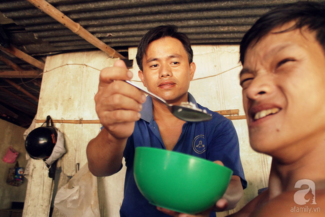 Người đàn ông ở rể chăm sóc mẹ vợ bệnh tật, nuôi 3 đứa cháu tật nguyền của vợ