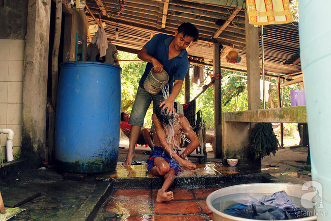 Người đàn ông ở rể chăm sóc mẹ vợ bệnh tật, nuôi 3 đứa cháu tật nguyền của vợ