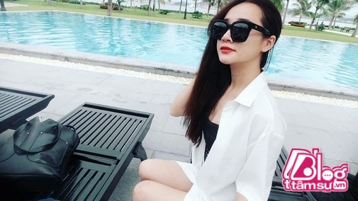 Nhã Phương lần đầu mặc bikini hở và hành động táo bạo gây choáng với Trường Giang ở dưới nước