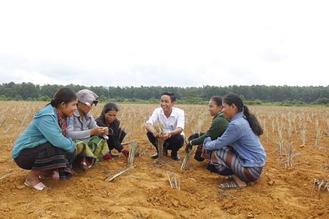 "Trai đẹp" bỏ về quê cùng chị em nấu dầu sả trên vùng đất lửa