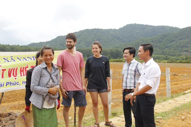 "Trai đẹp" bỏ về quê cùng chị em nấu dầu sả trên vùng đất lửa