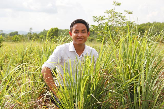 "Trai đẹp" bỏ về quê cùng chị em nấu dầu sả trên vùng đất lửa