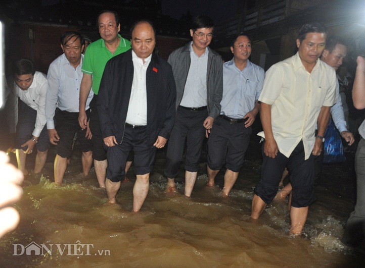 thu tuong xan quan loi nuoc tham hoi, dong vien nguoi dan vung lu hinh anh 1