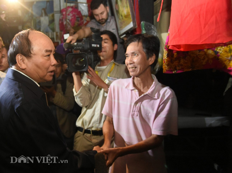 thu tuong xan quan loi nuoc tham hoi, dong vien nguoi dan vung lu hinh anh 4