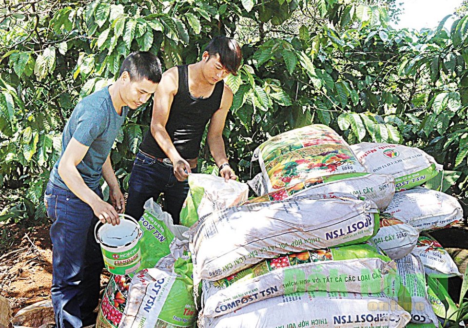 "Chóng mặt" vì hội thảo, nông dân vẫn "dính" phân bón rởm như thường