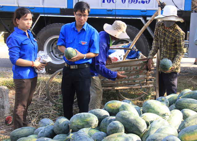 quang ngai: bat chap canh bao, hang ngan tan dua lai cho giai cuu hinh anh 4