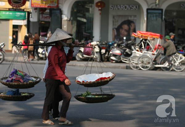 cô gái đi xe điện bị ngã